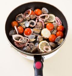 4. 바지락을 넣어 2분 정도 볶아 조개입이 벌어지면 레몬을 넣고 소금과 후춧가루로 간을 한다.