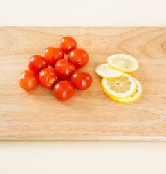 2. 방울토마토는 꼭지를 떼어낸다.