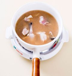 1. 냄비에 물 3컵과 된장 1을 풀어 넣고 끓여 끓으면 손질한 아귀를 넣는다. 2분 정도 삶아 건져 내어 비린내를 제거한다.
(Tip 아귀는 토막내어 판매되고 있으니 소금물에 흔들어 씻어 2번정도 헹구어 물기를 빼고 사용해 준다.)