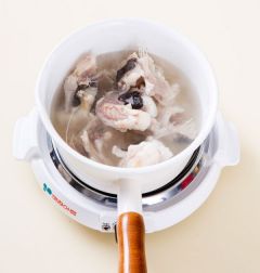 3. 냄비에 물 4컵을 넣고 끓여 팔팔 끓으면 데쳐 놓은 아귀를 넣고 5분 정도 끓인다.