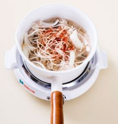 4. 콩나물과 양파를 넣고 참치한스푼과 고춧가루를 넣어 3분 정도 더 끓인다.