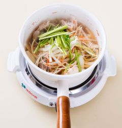 5. 아귀가 익으면 다진 마늘과 대파를 넣고 소금과 후춧가루로 간을 맞추고 미나리를 넣고 한소끔 끓인다.