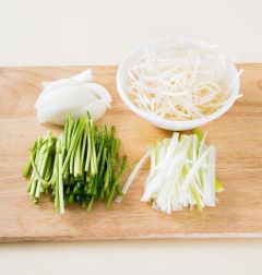 2. 콩나물은 머리와 꼬리를 떼어낸다. 양파, 대파는 채 썰고 미나리는 4~5cm 길이로 썬다.
(Tip 아귀탕에 넣는 콩나물은 통통한 콩나물로 활용하면 아삭아삭한 맛이 나서 좋다. 일반 콩나물은 오래 끓이면 질겨지니  오래 끓이지 않도록 한다.)