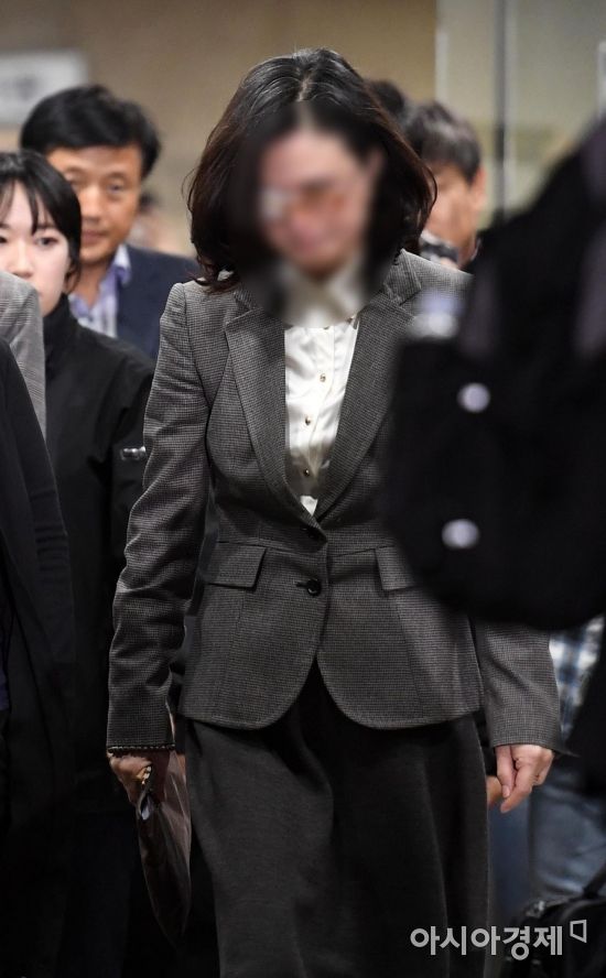 조국 전 법무부 장관의 부인 정경심 동양대 교수가 23일 구속 전 피의자 심문(영장실질심사)을 마친 뒤 서울 서초구 서울중앙지법에서 나서고 있다./김현민 기자 kimhyun81@