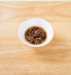 2. 분량의 키조개 관자 양념을 골고루 섞는다.
(간장 약간(0.2 정도), 다진 마늘 0.5, 깨소금 0.5, 참기름 1, 설탕·후춧가루 약간씩)