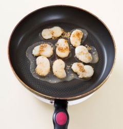 4. 팬을 달구어 키조개 관자를 얹고 중간 불에 2~3분 정도 살짝 굽는다. (Tip 꼬치에 꽂아서 접시에 담아도 좋다.)