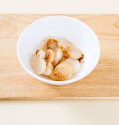 3. 손질한 키조개 관자에 양념을 넣어 잘 섞는다.