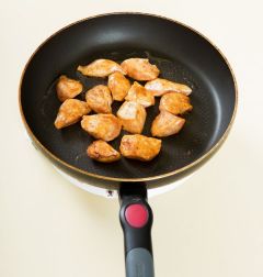 3. 팬에 식용유를 두르고 닭 가슴살을 넣어 3분 정도 앞뒤로 노릇노릇하게 굽는다.