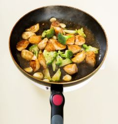 5. 물 1/2컵에 녹말가루를 넣어 섞은 다음 ④에 넣어 볶아 걸쭉해지면 소금과 후춧가루로 간을 한다.