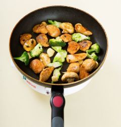 4. 브로콜리, 양송이버섯, 마늘을 넣어 1분 정도 더 볶는다.