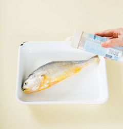 2. 조기에 소금을 뿌려 20분쯤 두었다가 물기를 제거한다.