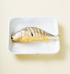 3. 찜기에 조기를 넣어 10분 정도 찐다.