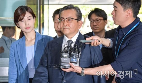 뇌물수수와 성접대 협의를 받고 있는 김학의 전 법무부 차관이 16일 서울 서초구 서울중앙지방법원에서 열린 영장실질심사에 출석하기 위해 법정으로 들어서고 있다./강진형 기자aymsdream@