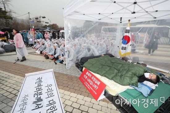 나경원 자유한국당 원내대표(왼쪽)가 24일 서울 종로구 청와대 분수대 앞에서 열린 비상 의원총회에서 발언하고 있다. 나 원내대표 바로 옆 임시 천막에서 황교안 대표가 닷새째 단식 농성을 이어가고 있다. /문호남 기자 munonam@