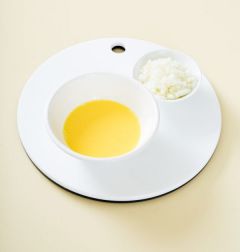 2. 달걀에 물 2를 넣어 골고루 섞는다. 양파는 다진다.