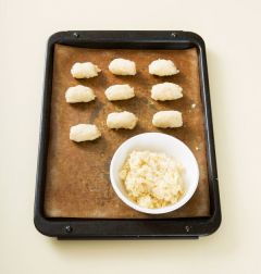 4. ③을 한입 크기로 뭉쳐 220℃의 오븐에서 7~8분 정도 굽는다. (Tip 식성에 따라 머스터드, 칠리 소스 등을 곁들이세요.)