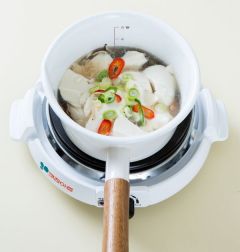 5. 대파, 풋고추, 홍고추를 넣고 소금과 후춧가루를 뿌린다.