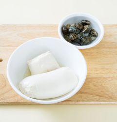 ?1. 순두부는 봉지의 끝부분을 잘라 그릇에 담는다. 모시조개는 옅은 소금물에 해감한다.