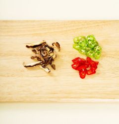 2. 표고버섯은 채 썰고 대파, 풋고추, 홍고추는 송송 썬다.