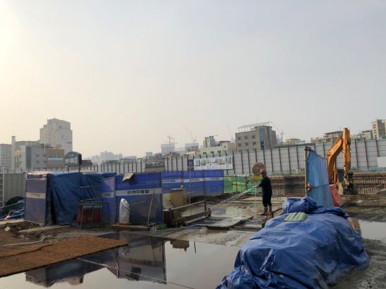 지난 2월 지역내 대형공사장에서 비산먼지가 발생하지 않도록 물청소를 하고 있다.