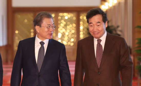 문재인 대통령이 3일 오전 청와대에서 열린 국무회의에 이낙연 국무총리와 함께 입장하고 있다. [이미지출처=연합뉴스]