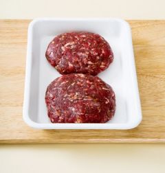 3. 분량의 양념장 재료를 골고루 섞은 다음 다진 쇠고기에 넣고 끈기가 생길 때까지 치대어 동글납작한 모양으로 빚는다.