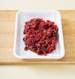 1. 다진 쇠고기는 키친타월로 핏물을 말끔히 제거한다.