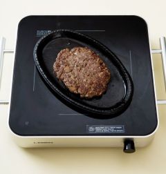 4. 철판이나 팬을 달구어 식용유를 두르고 떡갈비를 얹어 굽는다. 그릇에 떡갈비를 담고 대파를 듬뿍 얹는다.