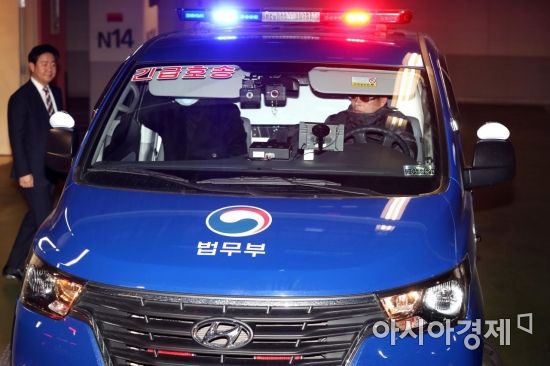 박근혜 전 대통령이 탄 호송차가 3일 서울성모병원에서 서울구치소로 이동하고 있다. /문호남 기자 munonam@