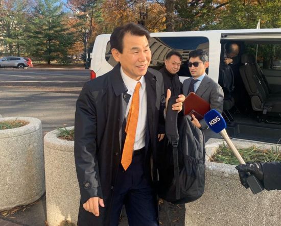 정은보 방위비분담협상대사가 3일(현지시간) 한미 방위비분담특별협정(SMA)을 위한 4차 회의를 위해 미 워싱턴DC의 국무부 청사에 들어서고 있다. (사진=연합뉴스)