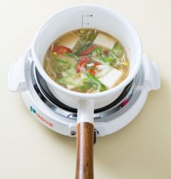 4. 다진 마늘과 대파를 넣고 1분 정도 끓인 다음 소금으로 간을 한다.