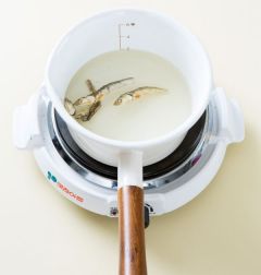 2. 냄비에 국물용 멸치와 물 2.5컵을 넣고 5분 정도 끓여 불을 끈다. 2~3분 정도 지나 멸치를 건져 낸다.