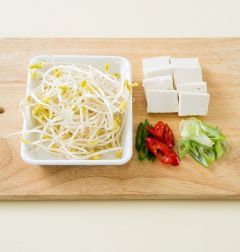 1. 콩나물은 다듬어 깨끗이 씻는다. 두부는 먹기 좋은 크기로 썰고 대파와 홍고추는 어슷하게 썬다.