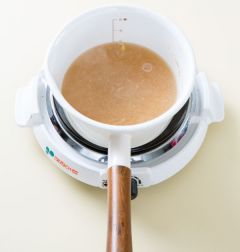 3. 멸치 국물에 된장을 풀어 넣고 콩나물을 넣어 뚜껑을 덮고 끓인다. 3분 정도 지나면 두부와 홍고추를 넣고 3분 정도 더 끓인다.