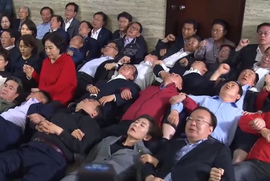 2019년에 한국 국회에서 구경할 수 있었던 희귀한 모습 중 하나입니다. [사진=유튜브 화면캡처]