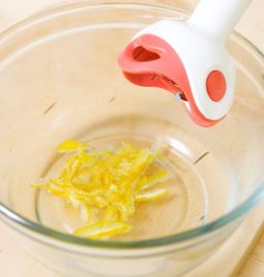 2. 배는 껍질을 벗겨 씨를 빼내어 곱게 채 썬다.