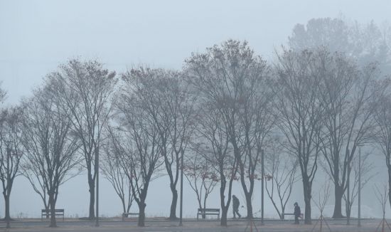 수도권을 중심으로 미세먼지 농도가 '나쁨' 수준으로 예보된 10일 오전 강원 춘천시 공지천에 미세먼지 섞인 안개가 자욱이 깔려 있다. 사진=연합뉴스