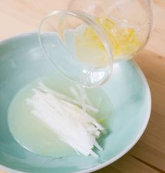 3. 볼에 배를 담고 유자청물을 부은 다음 얼음을 넣고 석류를 몇 알 띄운다.