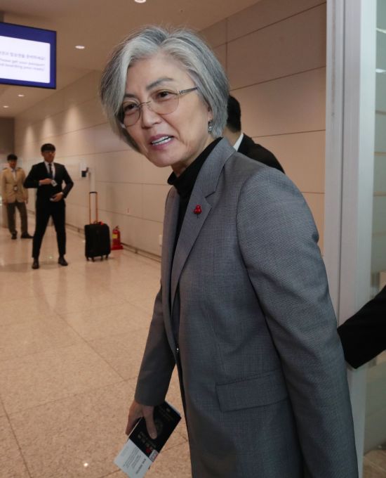 강경화 외교부 장관이 5일 오전 스페인 마드리드에서 개최되는 제14차 아시아유럽정상회의(ASEM) 외교장관회의 참석을 위해 인천국제공항 2터미널을 통해 출국하고 있다. [이미지출처=연합뉴스]