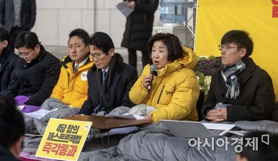심상정 정의당 대표가 16일 국회 본청 앞 농성장에서 열린 상무위원회의에서 모두 발언을 하고 있다./윤동주 기자 doso7@
