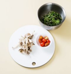 3. 방울토마토는 4등분하고 느타리버섯, 샐러드 채소는 씻어 물기를 뺀다. 느타리버섯은 손으로 먹기 좋은 크기로 찢어서 센 불에 볶아 소금과 후춧가루로 간을 한다.