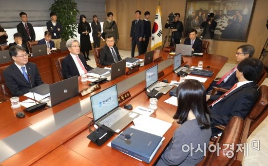 이주열 한국은행 총재가 29일 서울 중구 세종대로 한은 본관에서 열린 금융통화위원회 회의를 주재하고 있다. /문호남 기자 munonam@