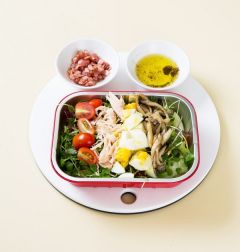 6. 치즈를 뿌린 다음 드레싱을 곁들인다.