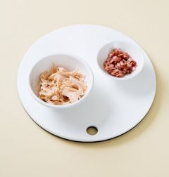 2. 닭 가슴살은 뚜껑을 따서 국물을 따라내고 베이컨은 다져서 노릇노릇하게 볶아 기름을 뺀다.