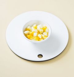 1. 달걀을 끓는 물에 13분 정도 삶아 찬물에 식힌다. 껍질을 벗기고 큐브 모양으로 썬다.
(Tip 달걀 2개를 삶을 때에는 물 3컵-4컵에 달걀이 잠길 정도 넣고 삶으면 된다.)