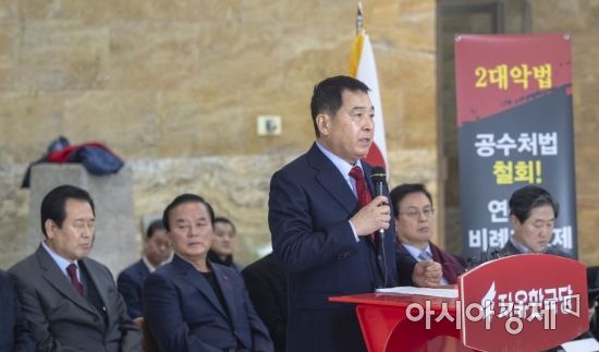 심재철 자유한국당 원내대표가 18일 국회에서 열린 최고위원-중진의원 연석회의에 참석, 모두 발언을 하고 있다./윤동주 기자 doso7@