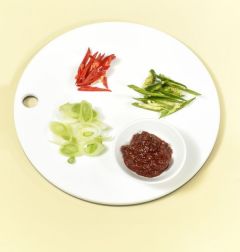 2. 대파, 풋고추, 홍고추는 어슷하게 썬다. 분량의 양념 재료를 골고루 섞는다.
(Tip 참치한스푼은 참치를 소금에 절여 만든 액상 천연조미료로 감칠맛이 나지만 없다면 국간장으로 대체해도 된다.)