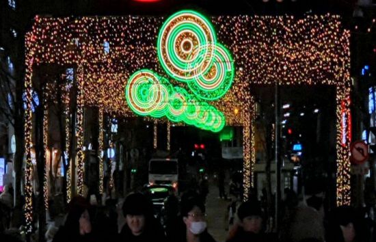 신촌 연세로를 찾은 시민들이 화려한 경관조명 아래에서 크리스마스 분위기를 미리 만끽하고 있다.