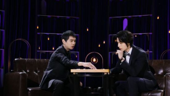 이세돌(좌)과 이동욱(우)이 바둑 경기를 하고 있다/사진=SBS '이동욱은 토크가 하고 싶어서' 방송 화면 캡쳐