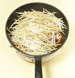 3. 낙지를 냄비에 깔고 콩나물을 얹은 후 물 1/4컵을 넣어 뚜껑을 덮어 김이 오르면 3분 정도 더 찐다.